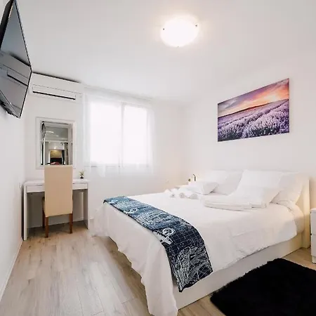 Leo Near Bridge 자다르