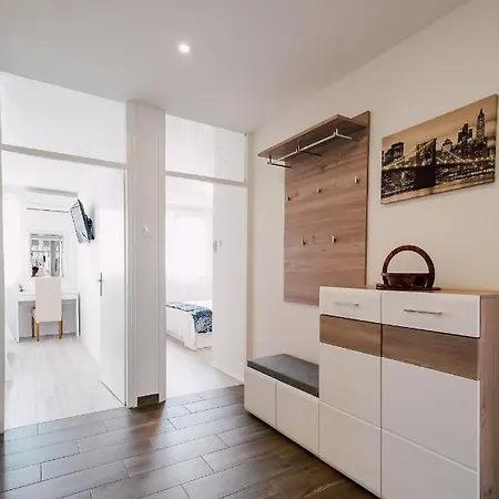 Leo Near Bridge 자다르