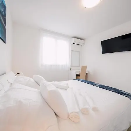 Leo Near Bridge 자다르