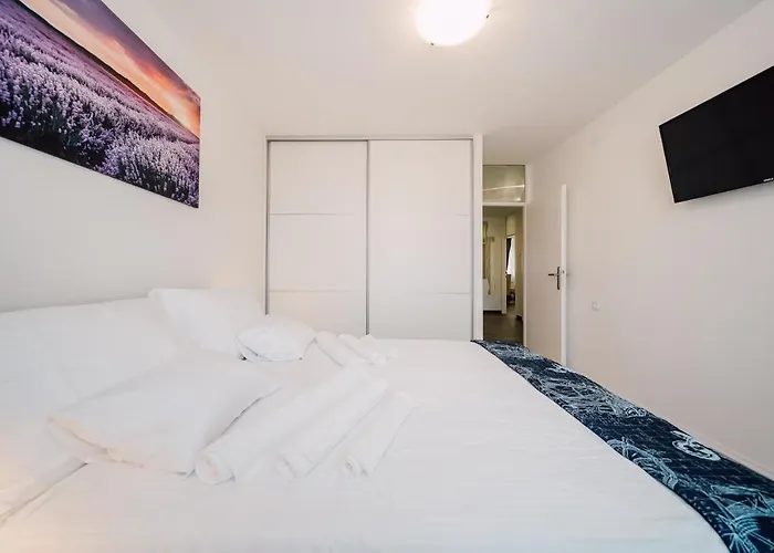 Leo Near Bridge Apartment