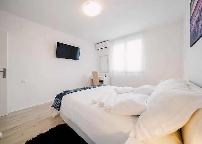 Leo Near Bridge Apartment