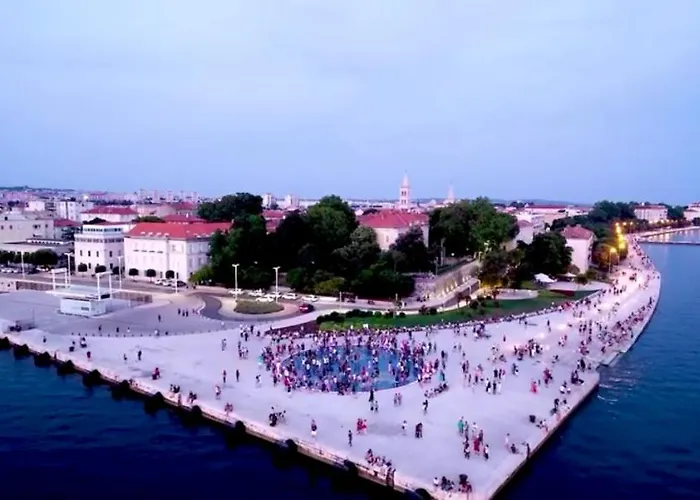 Leo Near Bridge Apartment *