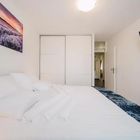 Leo Near Bridge Apartment