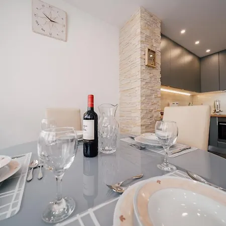 Apartment Leo Near Bridge Zadar