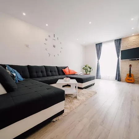 Leo Near Bridge * זאדאר