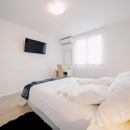 Leo Near Bridge Apartment