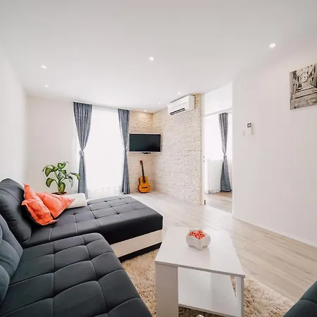 Apartment Leo Near Bridge