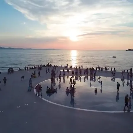 Leo Near Bridge Apartment