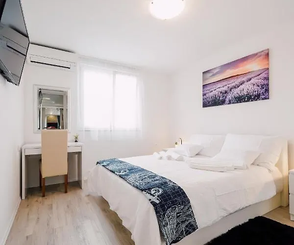 Leo Near Bridge זאדאר