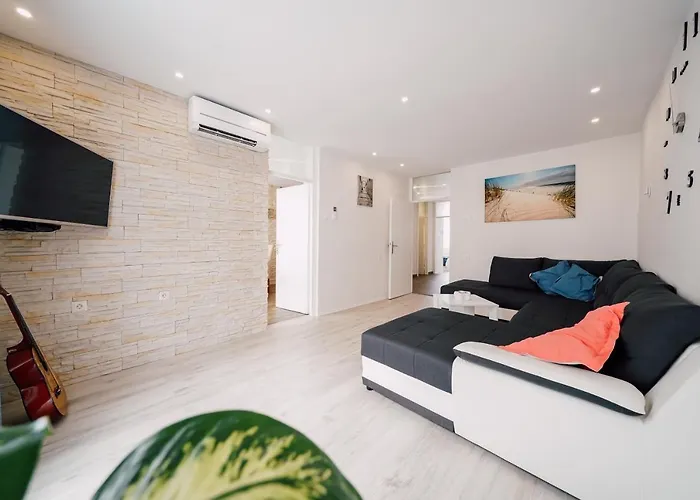 Leo Near Bridge זאדאר