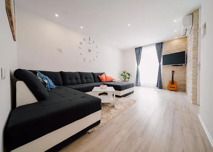 Leo Near Bridge * זאדאר