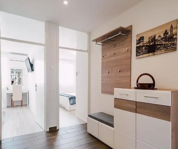 Leo Near Bridge זאדאר