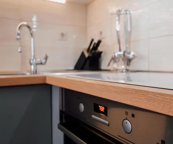 Leo Near Bridge * זאדאר